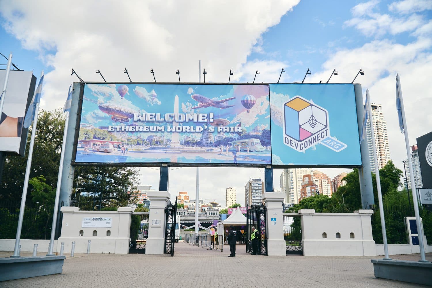Entrada de La Rural com o telão de boas-vindas da Ethereum World's Fair