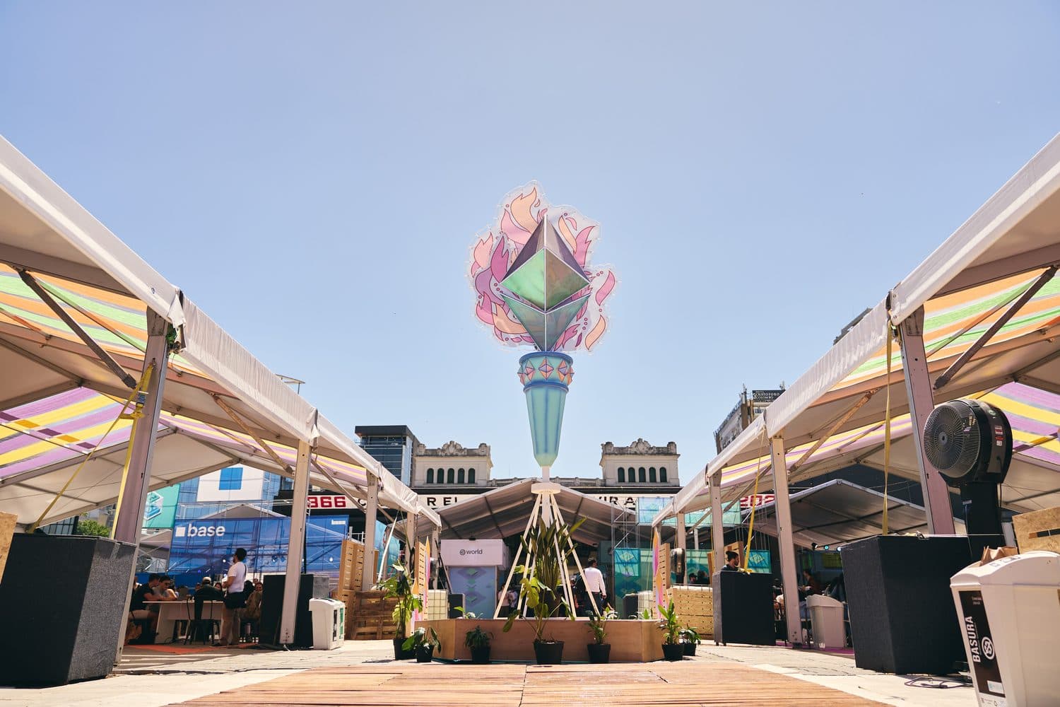 Escultura do Ethereum no pavilhão central