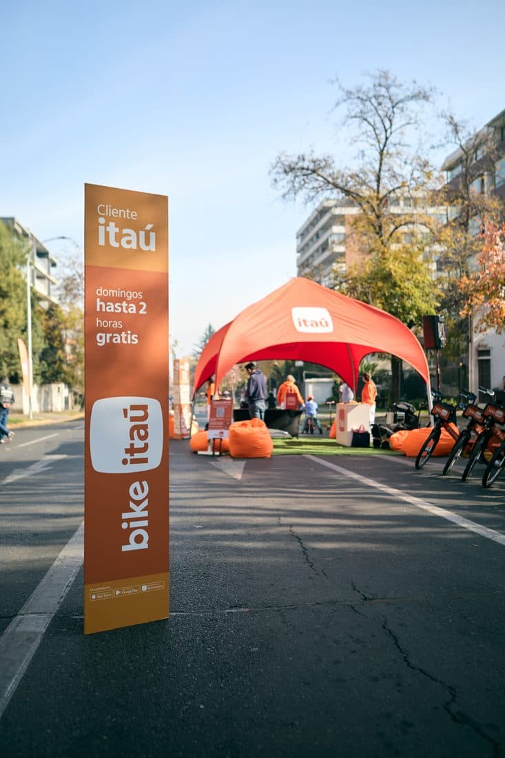Estande laranja do Bike Itaú na Ciclorecreovía